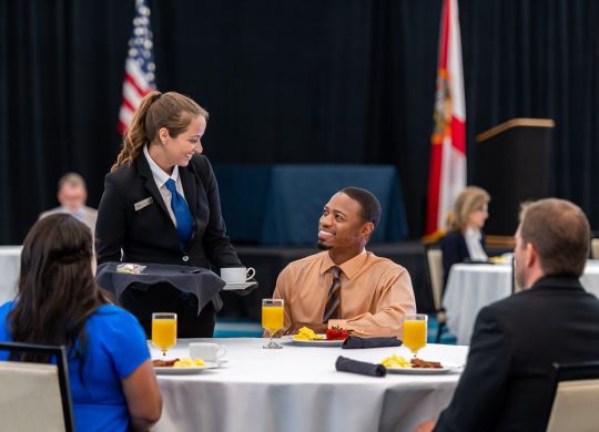 Čekající personál obsluhující zákazníky