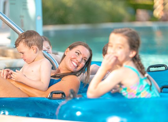 rodina plující na hadičkách v líné řece v vodního parku Jade Waters