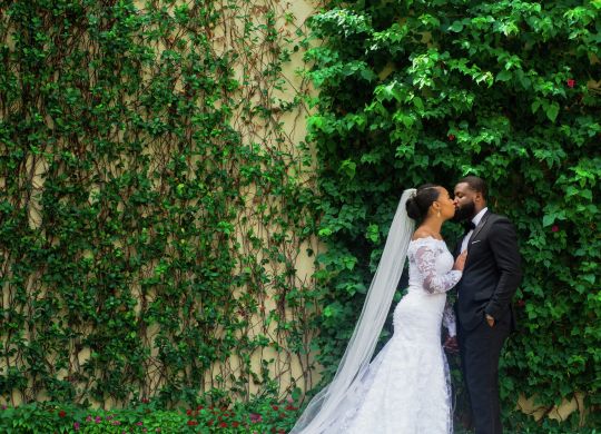 Brud- och brudgummkyssning