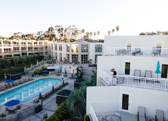 widok na balkon i basen