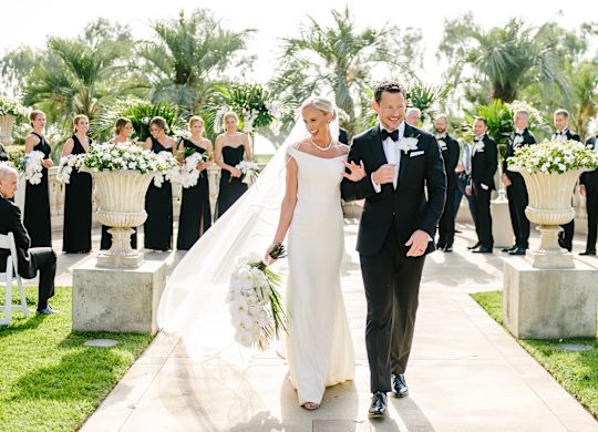panna młoda i panna młoda idą po ceremonii