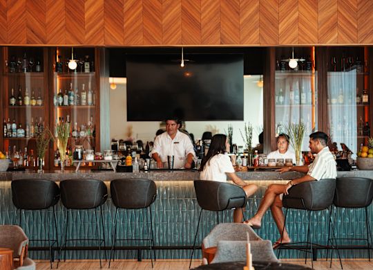 Un homme et une femme assis au bar