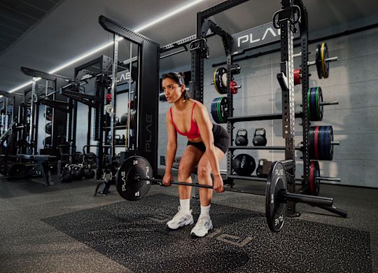 Sağlik Bir Fitness Merkezinde Ağırlık Kaldıran Kadın
