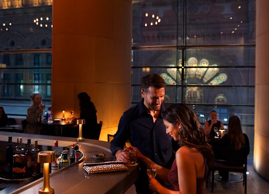 Yeme İçme Cam Brasserie Barında Konuşan Çift