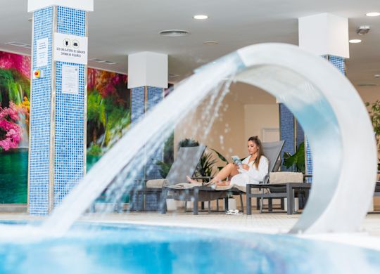 Activități O femeie citind la spa