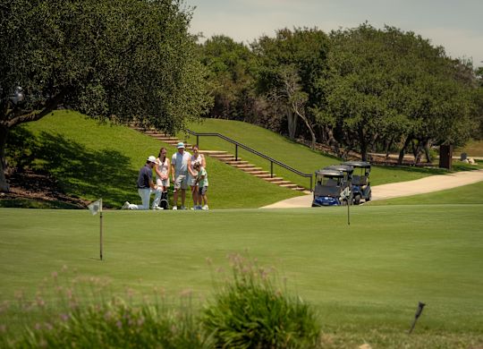 远处可见高尔夫球场的景色