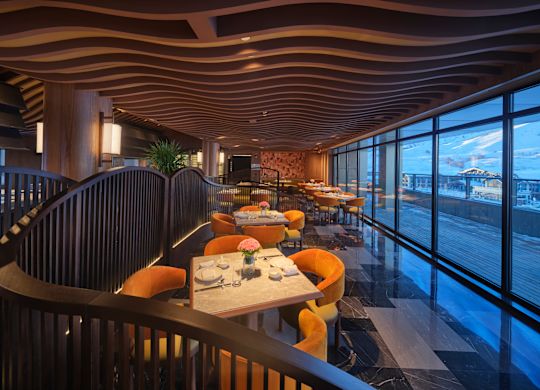 Yeme İçme Dağ manzaralı masa, sandalye ve pencereleri olan Yuan restoran