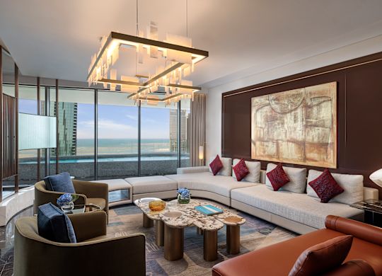 Wohnzimmer einer Suite mit Stadtblick