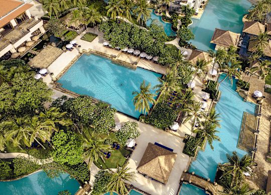 Flygutsikt över Conrad Bali Hotel med stora poolområden