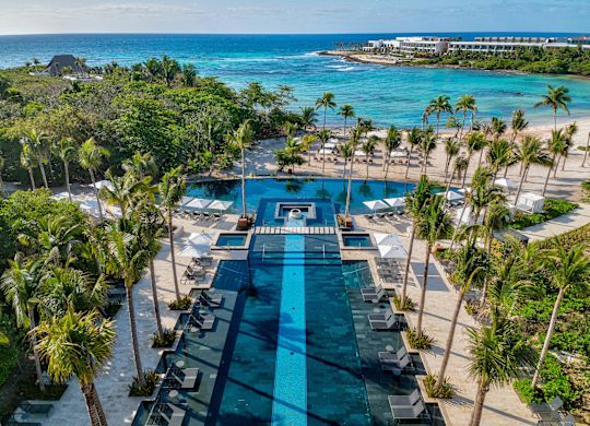 Vue sur la piscine extérieure et l'océan