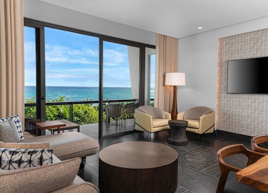 salle de séjour d'une suite avec balcon