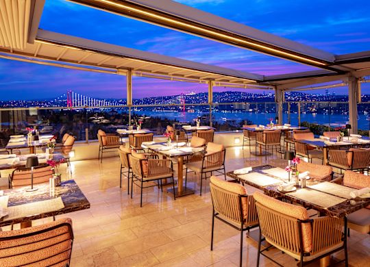 อาหารและเครื่องดื่ม Summit Bar & Terrace พร้อมวิวแบบพาโนรามาของช่องแคบบอสฟอรัส