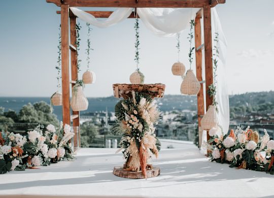 การประชุมและการจัดงานต่างๆ Pergola บนโพเดียมตกแต่งด้วยดอกไม้เพื่อเฉลิมฉลองงานแต่งงาน