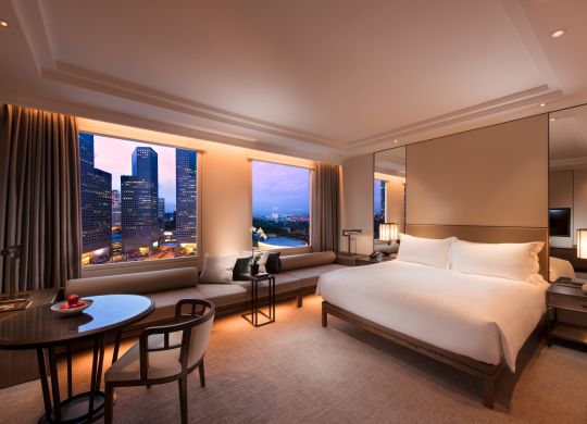 Executive Zimmer mit Kingsize-Bett – Blick auf Kallang am Abend