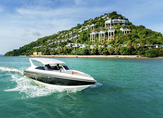 Atrakcje Autobus przelatujący przez hotel