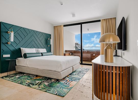 Ansicht des Betts mit grünem Kopfteil und Blick ins Freie