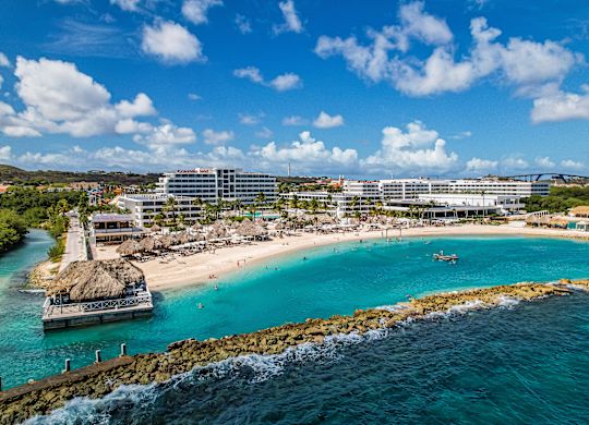 Panoramablick auf den Außenbereich des Hotels am Strand