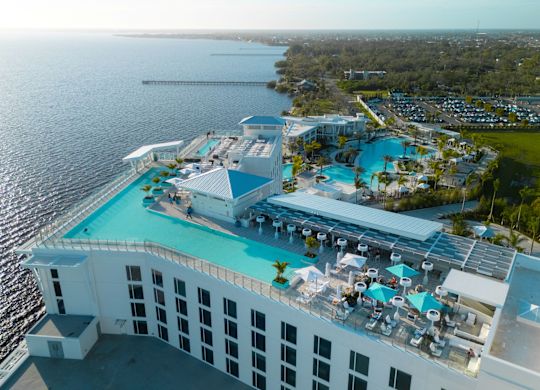 Area Kolam Renang Atas Atap dengan Pemandangan Pelabuhan