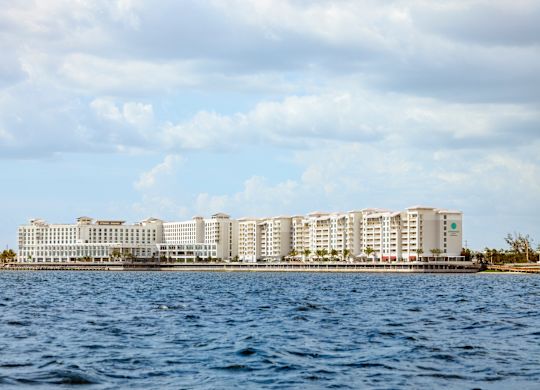 Gambar udara eksterior properti dan tepi laut