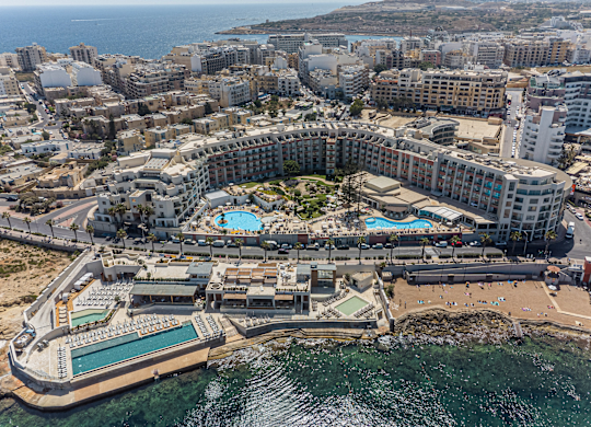 Widok z lotu ptaka na zewnętrzną stronę hotelu z otaczającymi budynkami i morzem