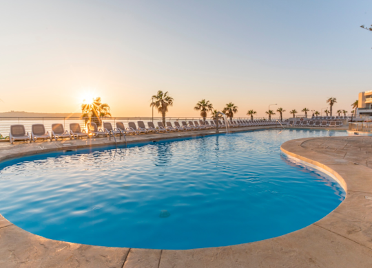 Basen zewnętrzny z leżakami