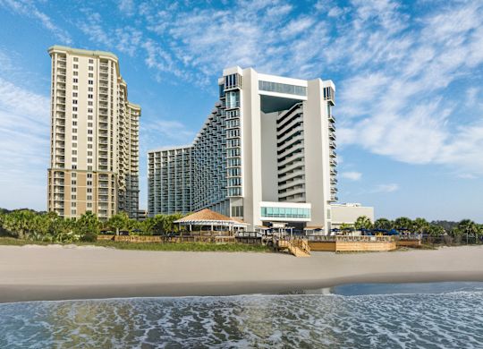 Překrásný hotel u oceánu s barem a velkou terasou.