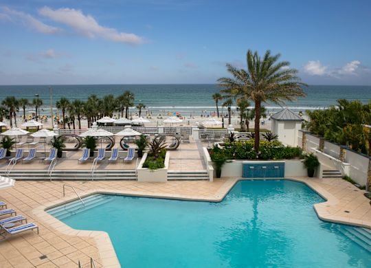 Veranda Sandalyeler, Şemsiyeler ve Okyanus Manzaralı Açık Yüzme Havuzu Alanı