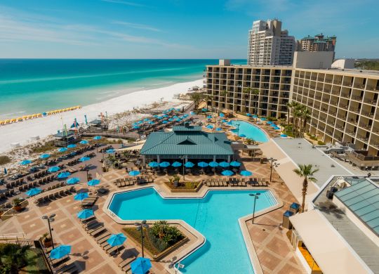 Venkovní bazén s výhledem na moře