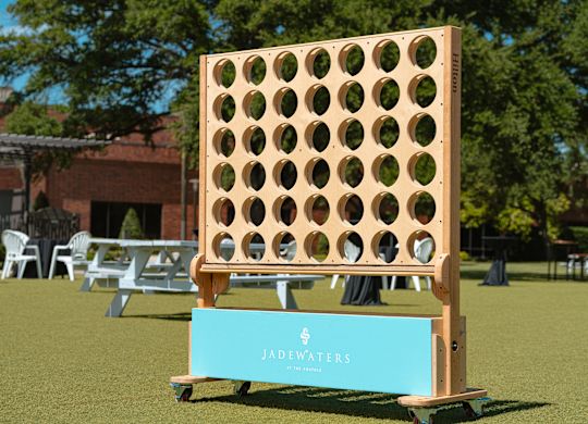 hotelový nádvoří, piknikové stoly, velká linka pro čtyři hry