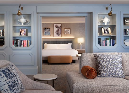 Salónek s pohovkou a výhledem na ložnici