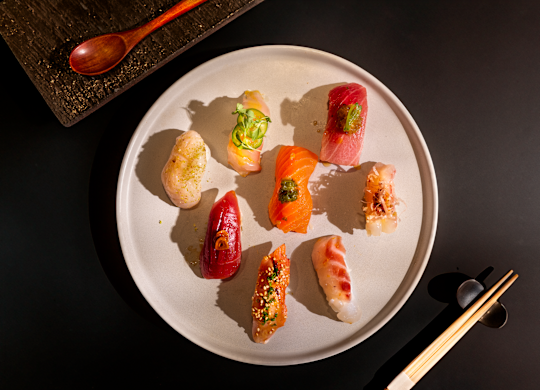 Mat på tallrik på restaurang Moody Tongue Sushi