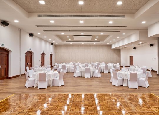 宴会用の円卓を備えたミーティングルーム