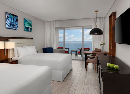 クイーンベッド2台とオーシャンフロントを備えたベッドルーム