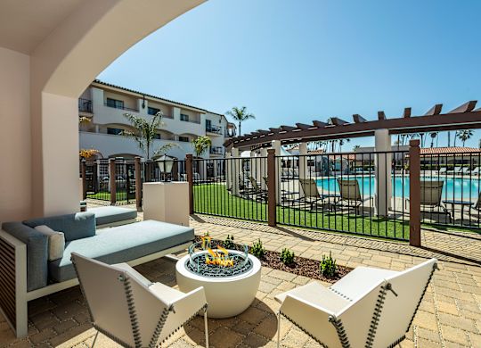 patio, canapé, chaises, brasero, vue sur la piscine