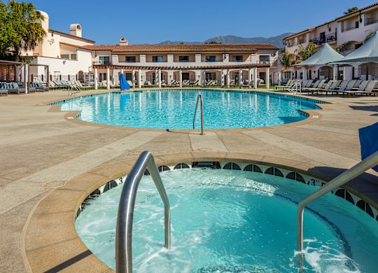 piscine extérieure et bain à remous