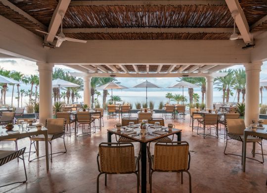 Coin repas du restaurant Talavera avec vue sur la plage