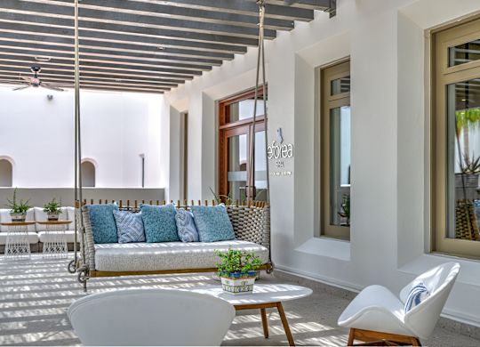 entrée du spa, méridiennes, porche avec oreillers bleu clair