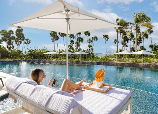 modèles mangeant et buvant au bord de la piscine