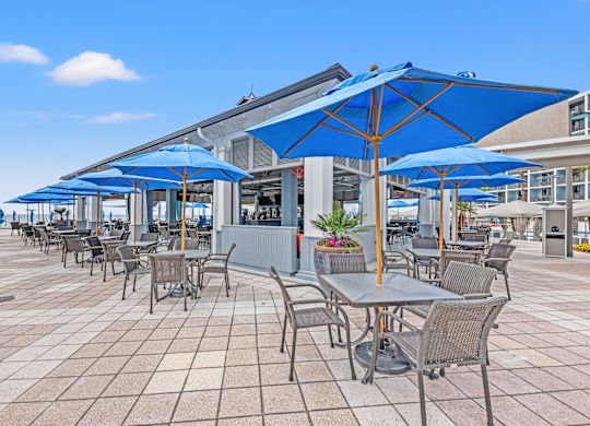 Bar și grătar pe malul mării Barefoot