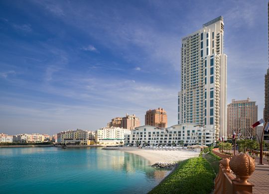 日中のホテルの外観