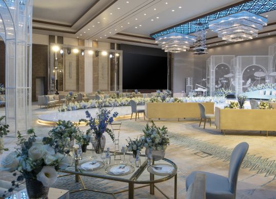 Salón de fiestas con mesas y sillas