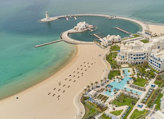 Vista aérea de la playa con resort