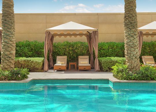 Utomhuspool och Cabana Lounge