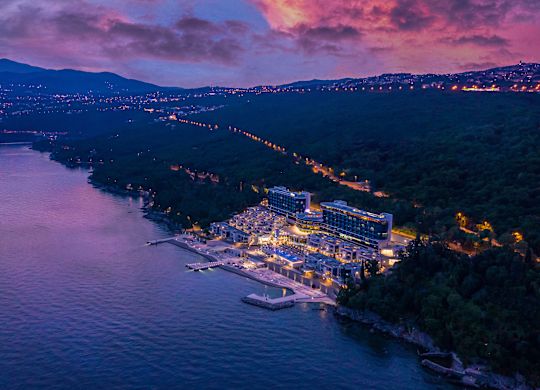 Photo aérienne de l'hôtel la nuit