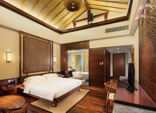 温かみのあるナチュラルな色彩の、広々としたモダンなベッドルーム