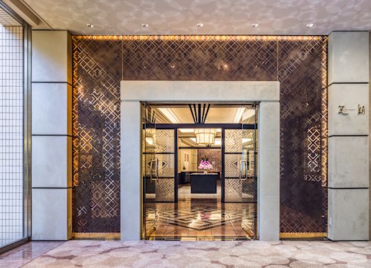 ประตูทางเข้าไปยังพื้นที่รับประทานอาหารของร้านอาหาร