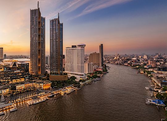 Extérieur de l'hôtel Hilton au coucher du soleil