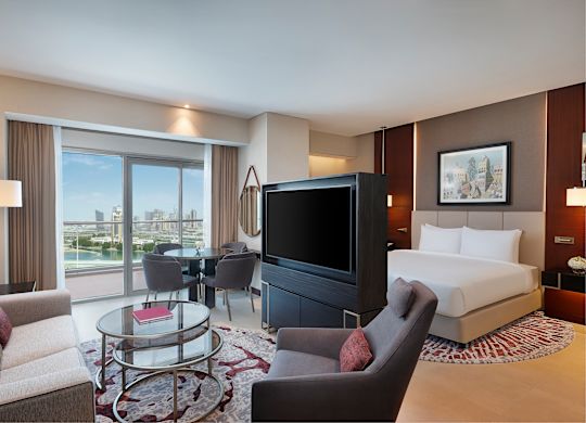 快適な椅子、テーブル、椅子を備えたラウンジエリア