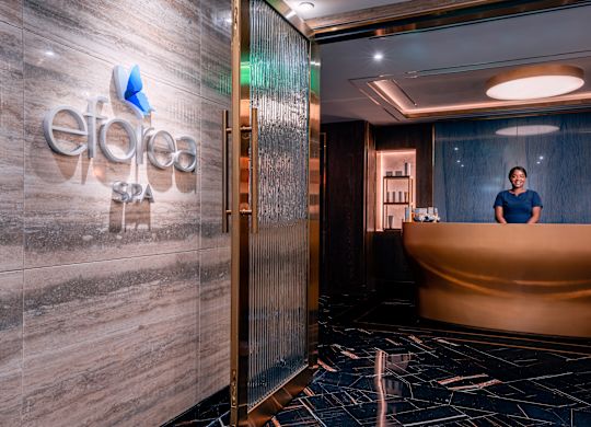 「エフォリア・スパ」のフロントデスク