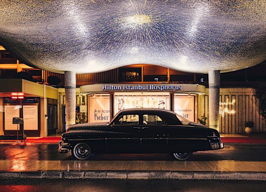 Retro-Parkplatz vor dem Hilton Bosphorus Hotel bei Nacht